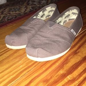 Gray Toms
